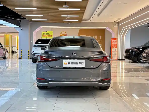 Lexus ES 2020