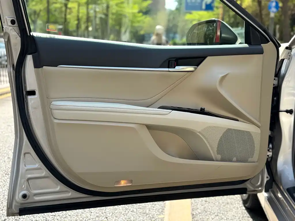 Toyota Camry 2018 — фото 14