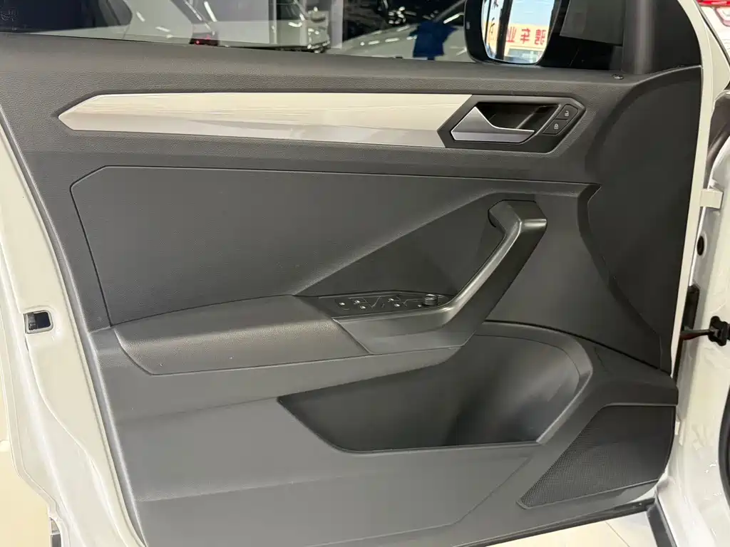 Volkswagen T-Roc 2023 — фото 8