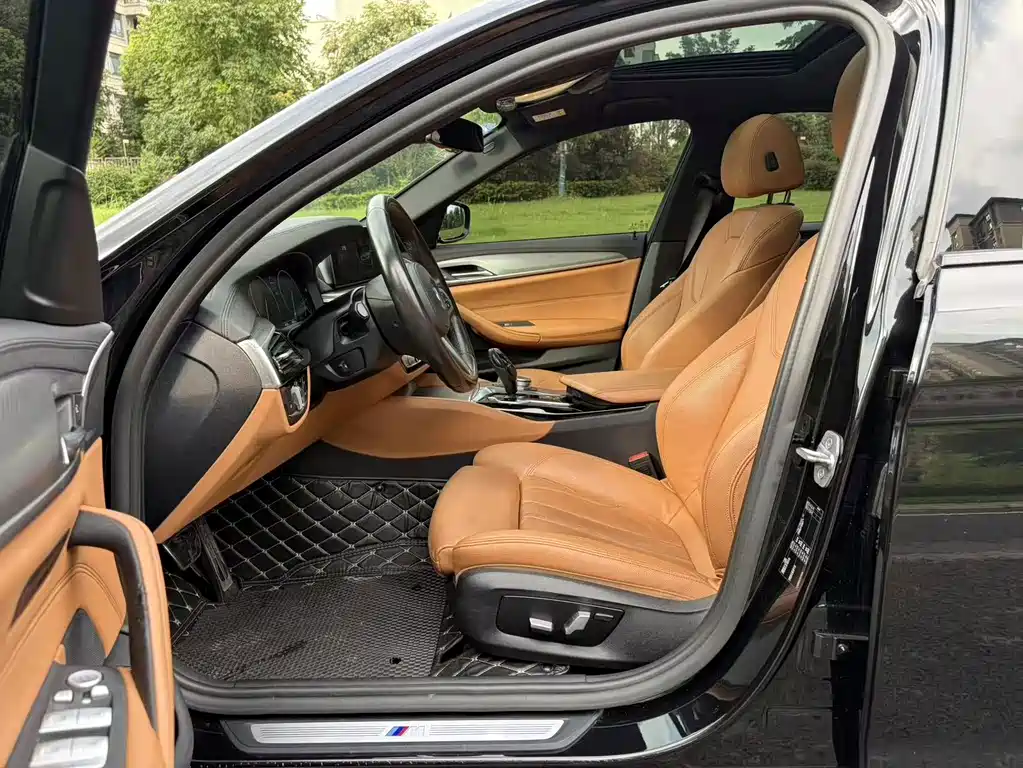 BMW 5 Series 2019 — фото 12