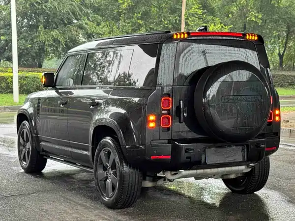 Land Rover Defender 2023