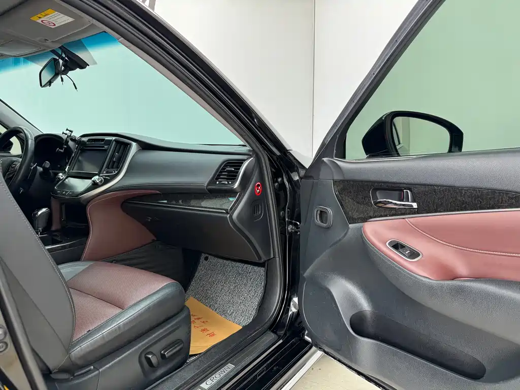 Toyota Crown 2018 — фото 12