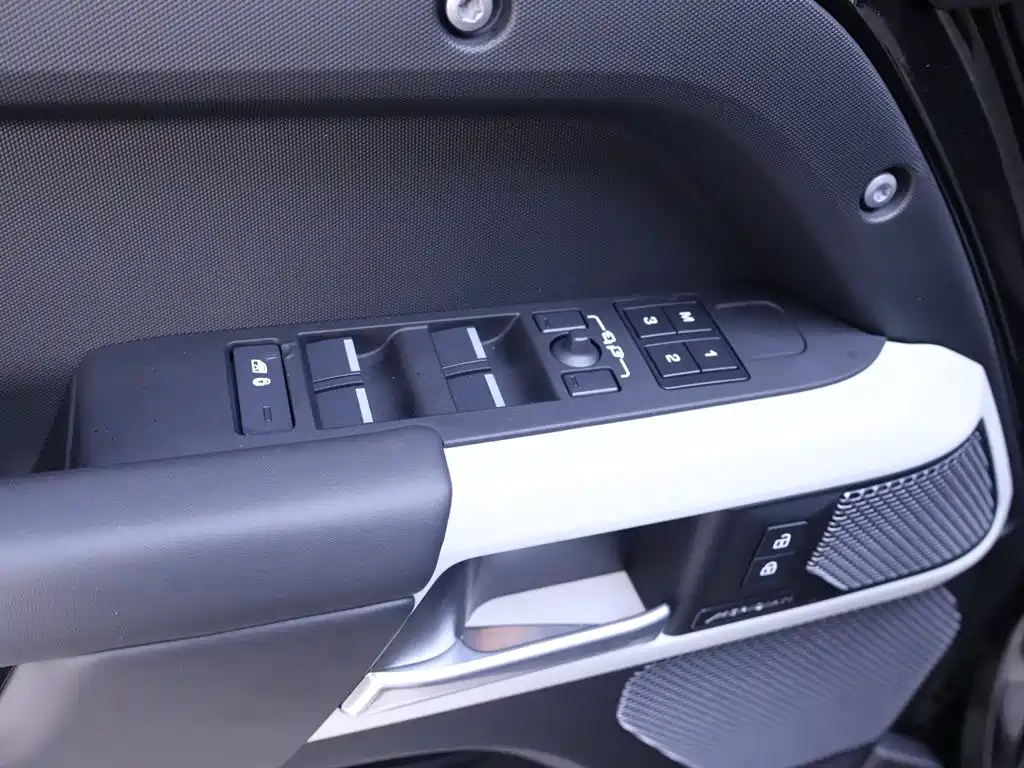 Land Rover Defender 2024 — фото 17