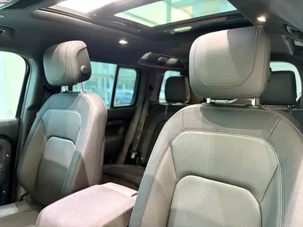 Land Rover Defender 2023