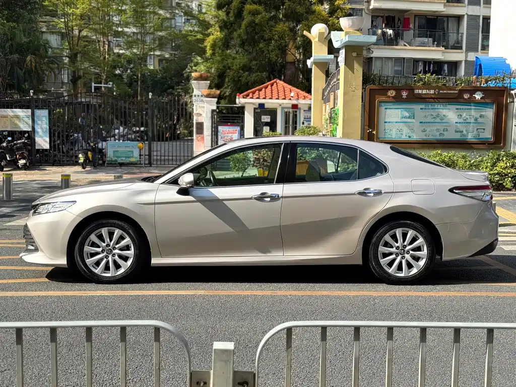 Toyota Camry 2018 — фото 16