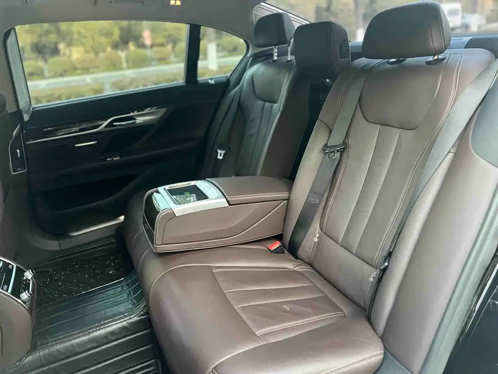 BMW 7 Series 2017 — фото 11