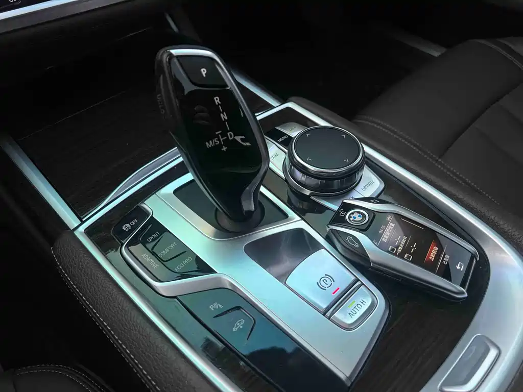 BMW 7 Series 2017 — фото 16