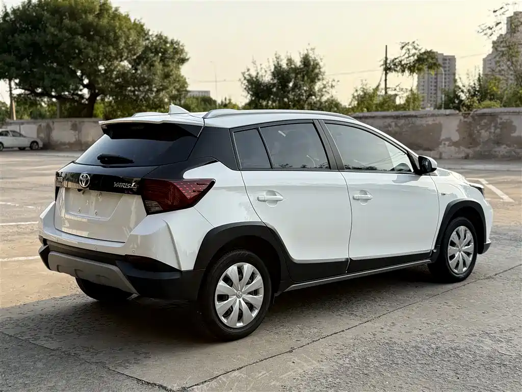 Toyota Yaris L 2022 — фото 13
