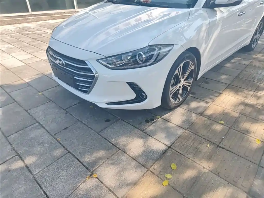 Hyundai Elantra 2018 — фото 24