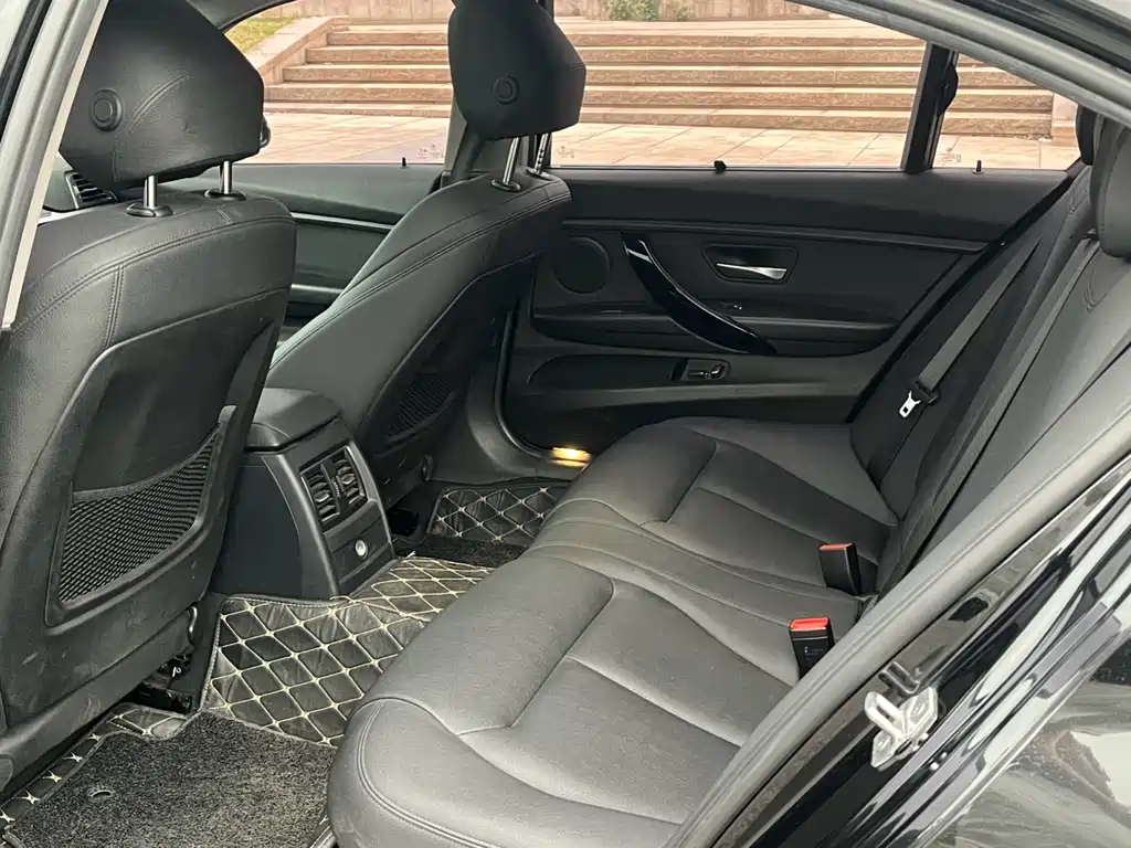 BMW 3 Series 2018 — фото 14