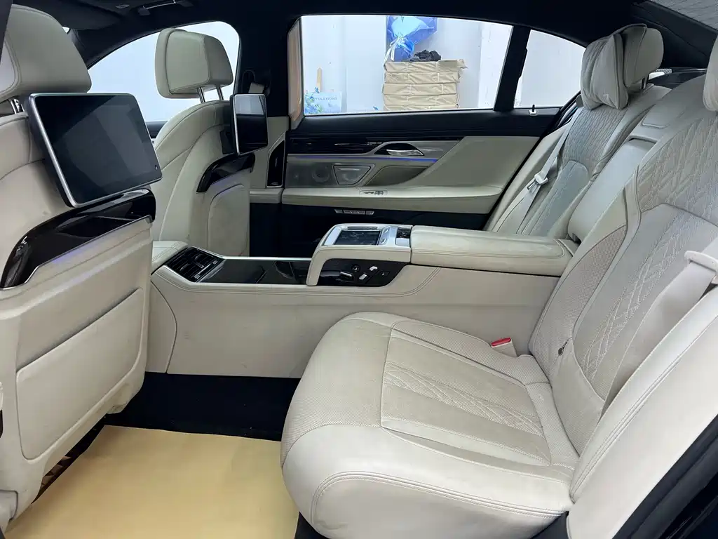 BMW 7 Series 2019 — фото 9