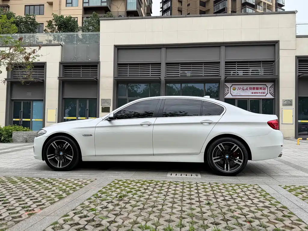 BMW 5 Series 2015 — фото 13