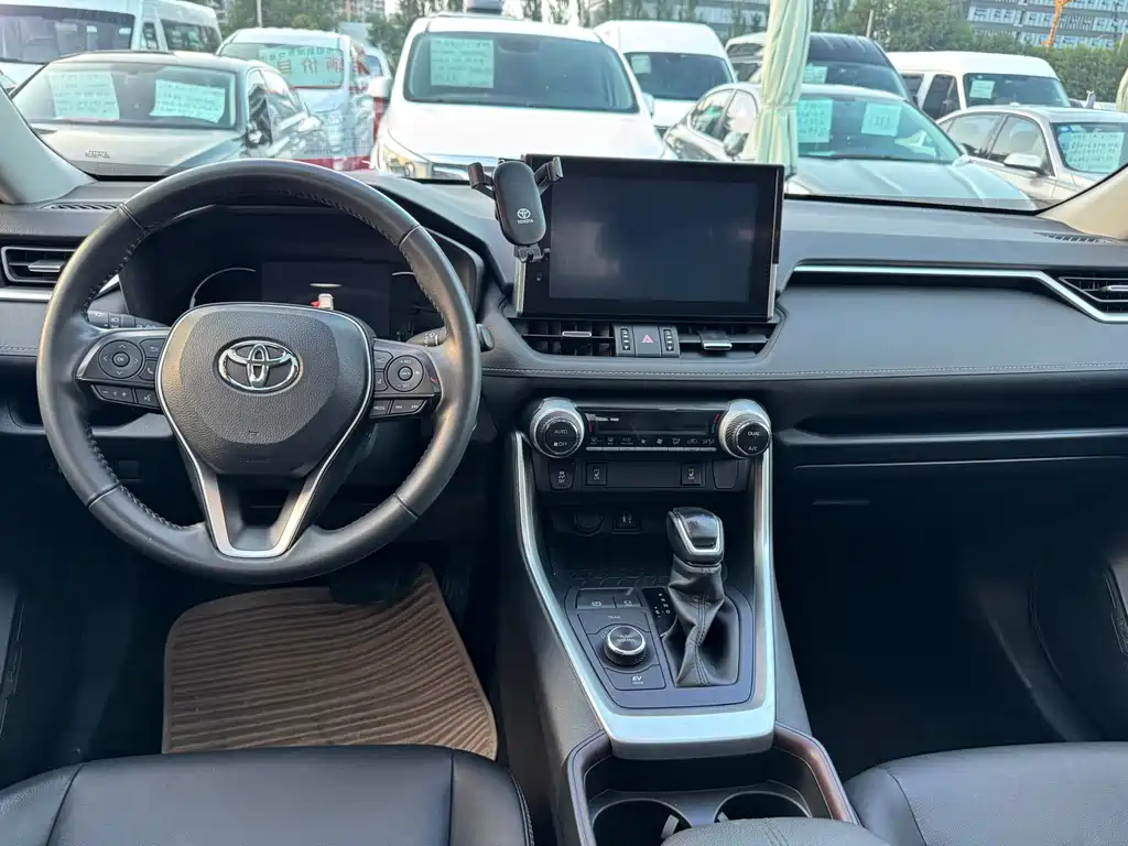 Toyota RAV4 2021 — фото 11