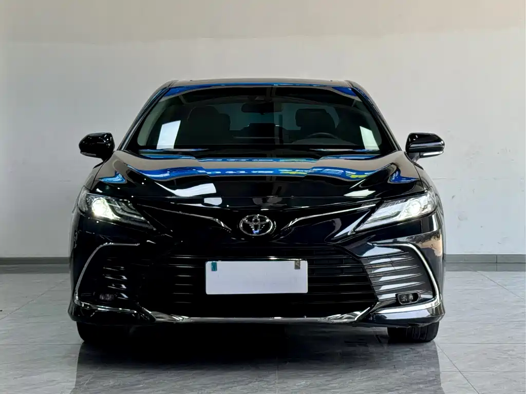 Toyota Camry 2023 — фото 2