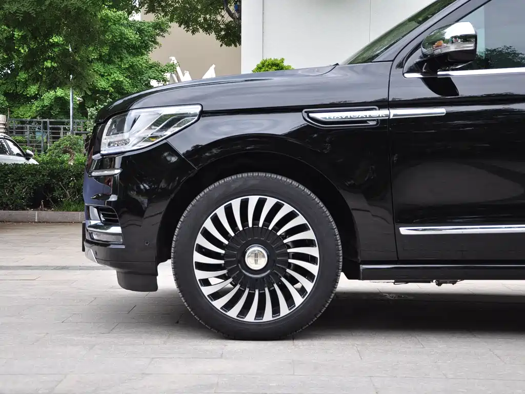 Lincoln Navigator 2018 — фото 18