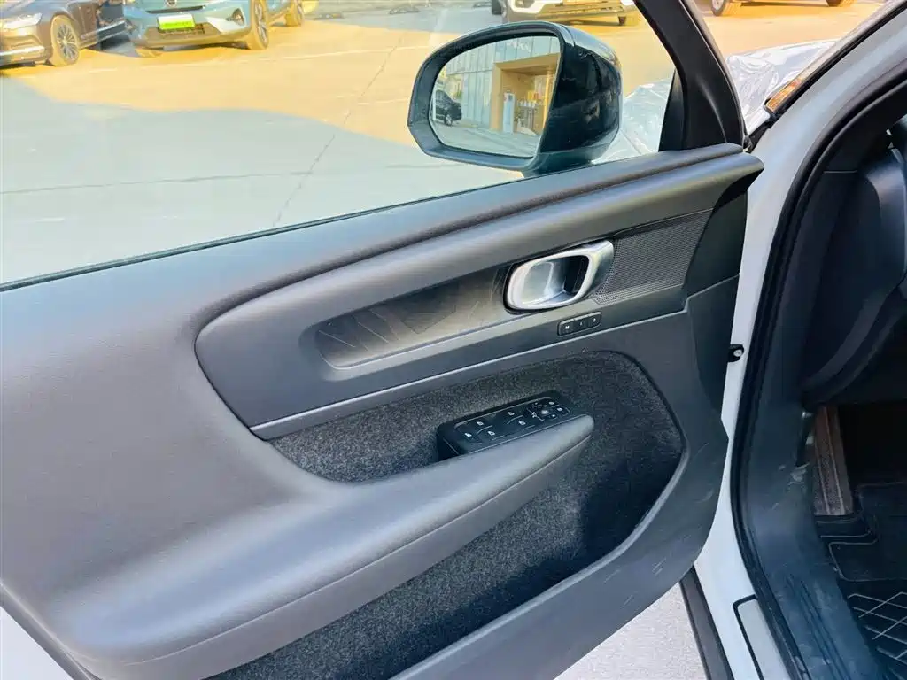 Volvo XC40 NEV 2023 — фото 10