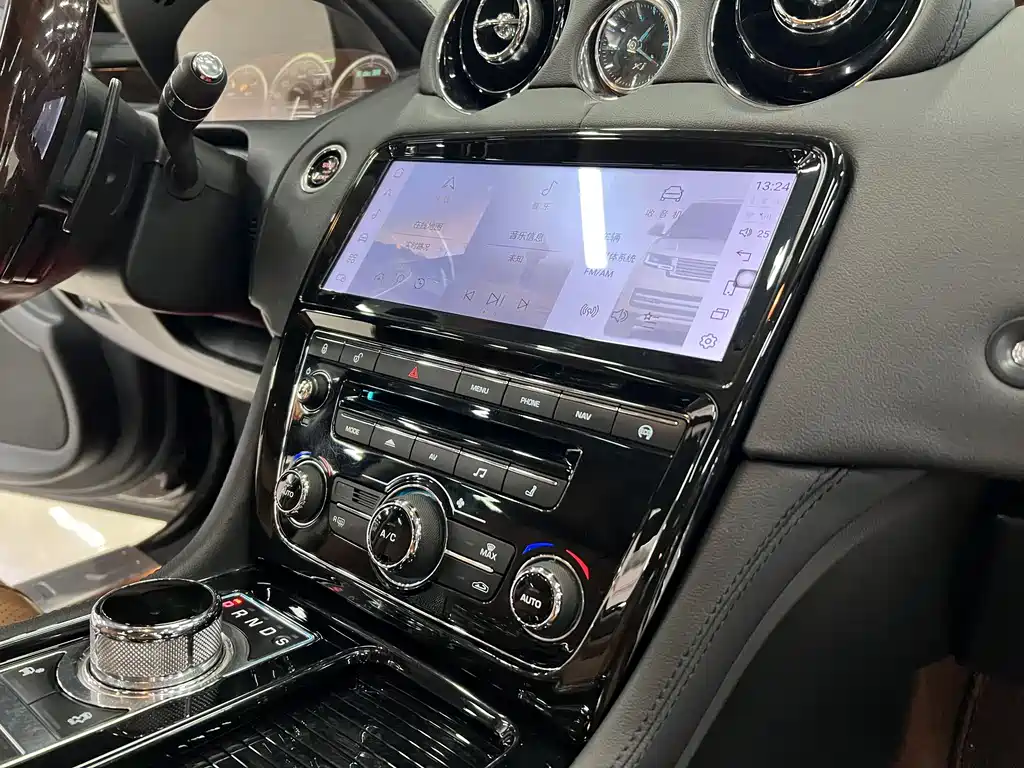 Jaguar XJ 2014 — фото 11