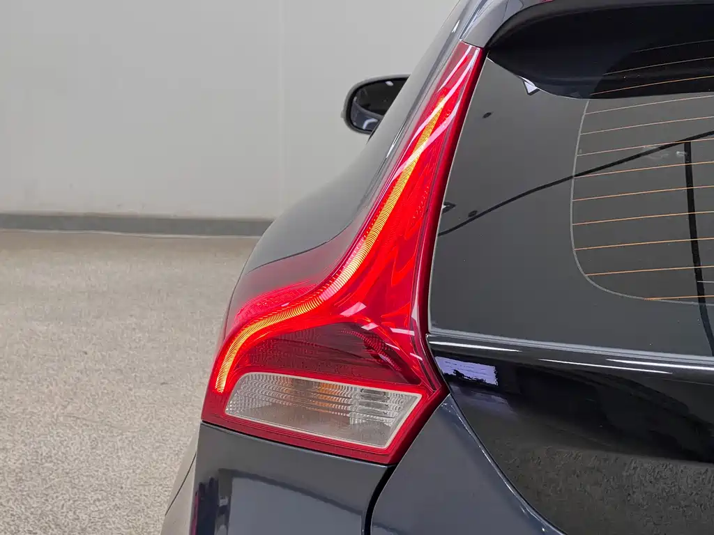 Volvo V40 2018 — фото 8