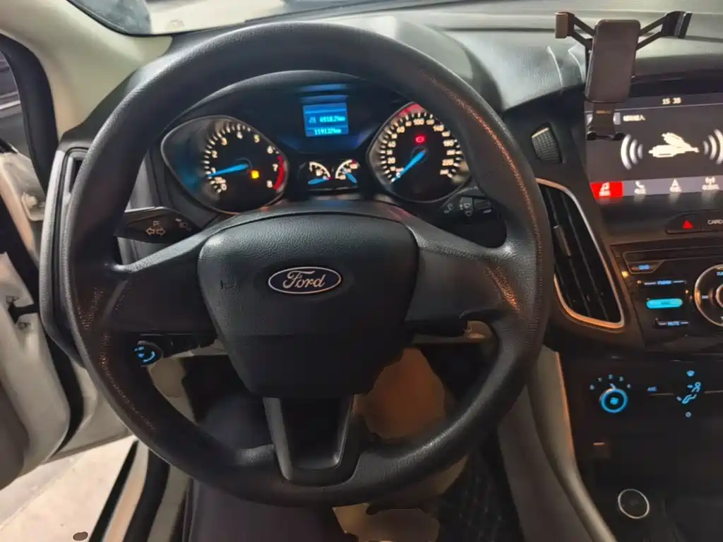 Ford Focus 2018 — фото 11