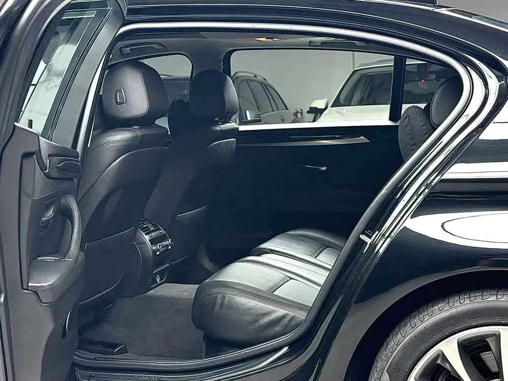 BMW 5 Series 2015 — фото 10