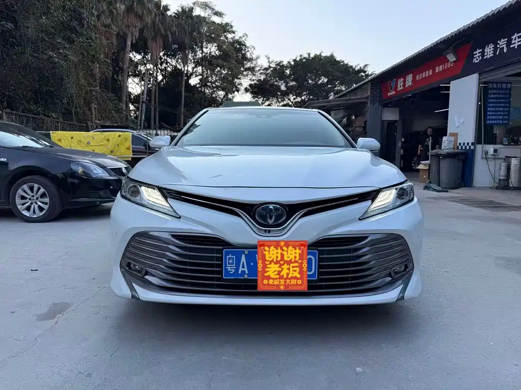 Toyota Camry 2018 — фото 2