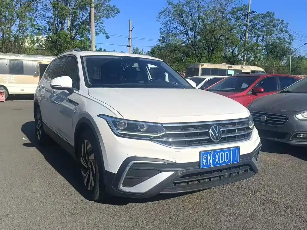 Volkswagen Tiguan L 2022 — фото 1
