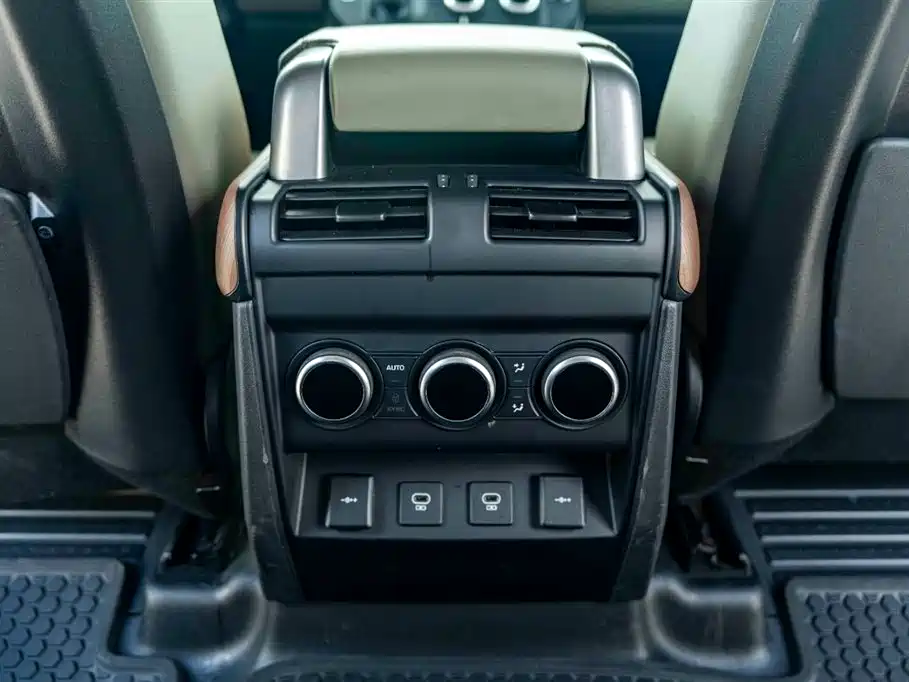 Land Rover Defender 2021 — фото 19