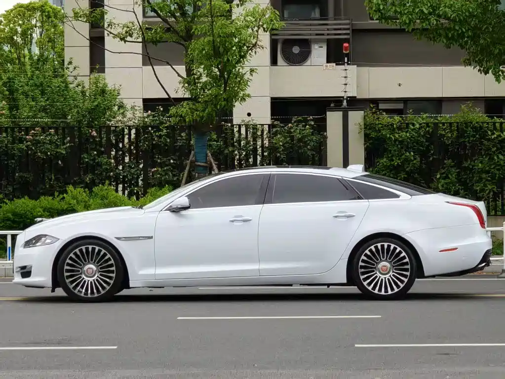 Jaguar XJ 2016 — фото 15