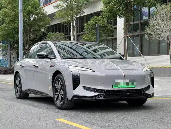 Hongqi EH7 2025