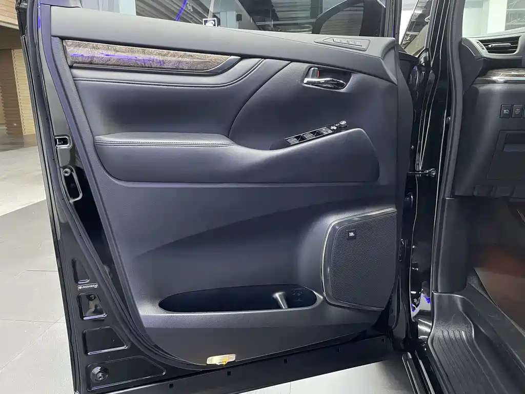 Toyota Vellfire 2023 — фото 13