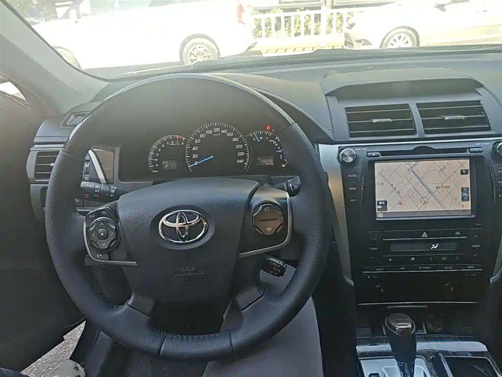 Toyota Camry 2016 — фото 10