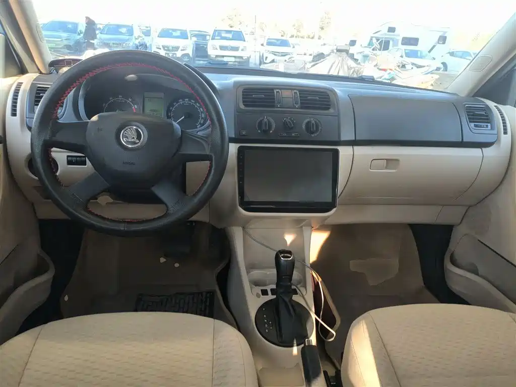 Skoda Fabia 2015 — фото 12