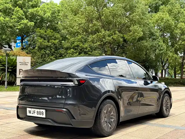 Tesla Model Y L 2025