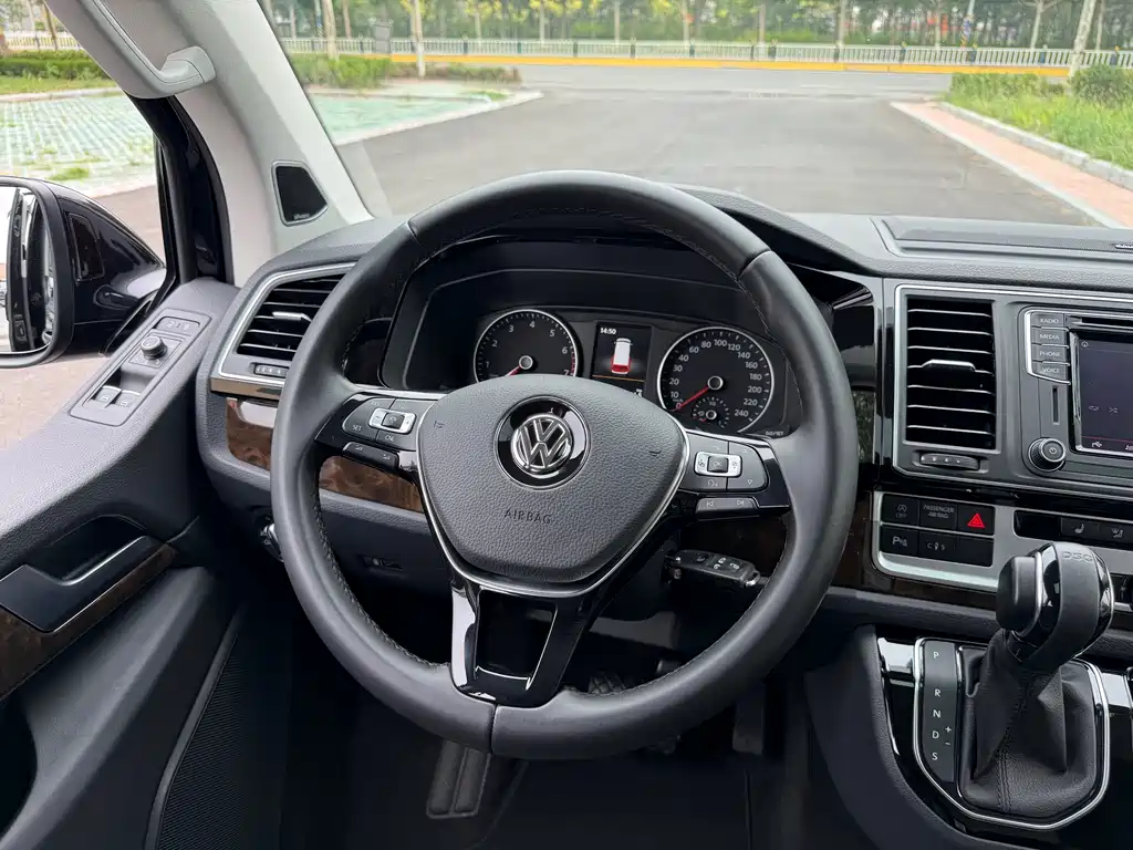 Volkswagen Multivan 2019 — фото 10