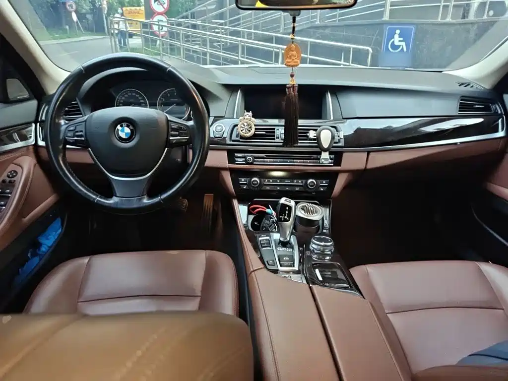 BMW 5 Series 2016 — фото 13