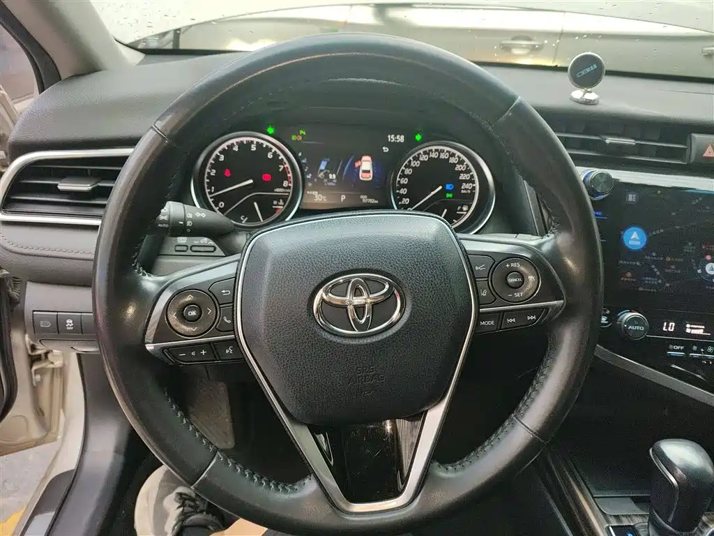 Toyota Camry 2019 — фото 11