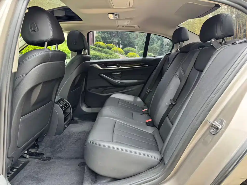 BMW 5 Series 2018 — фото 15
