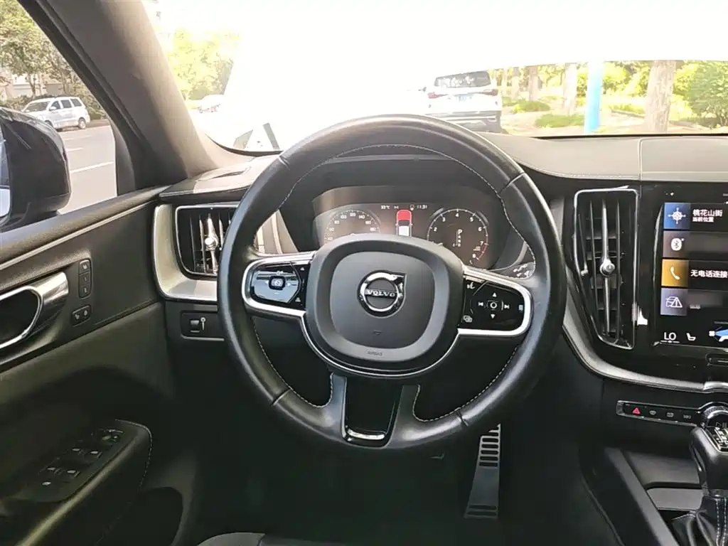 Volvo XC60 2021 — фото 11