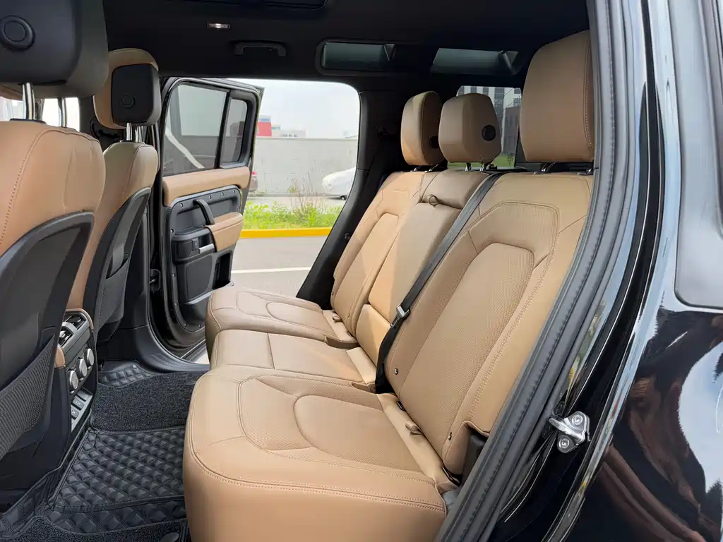 Land Rover Defender 2025 — фото 11