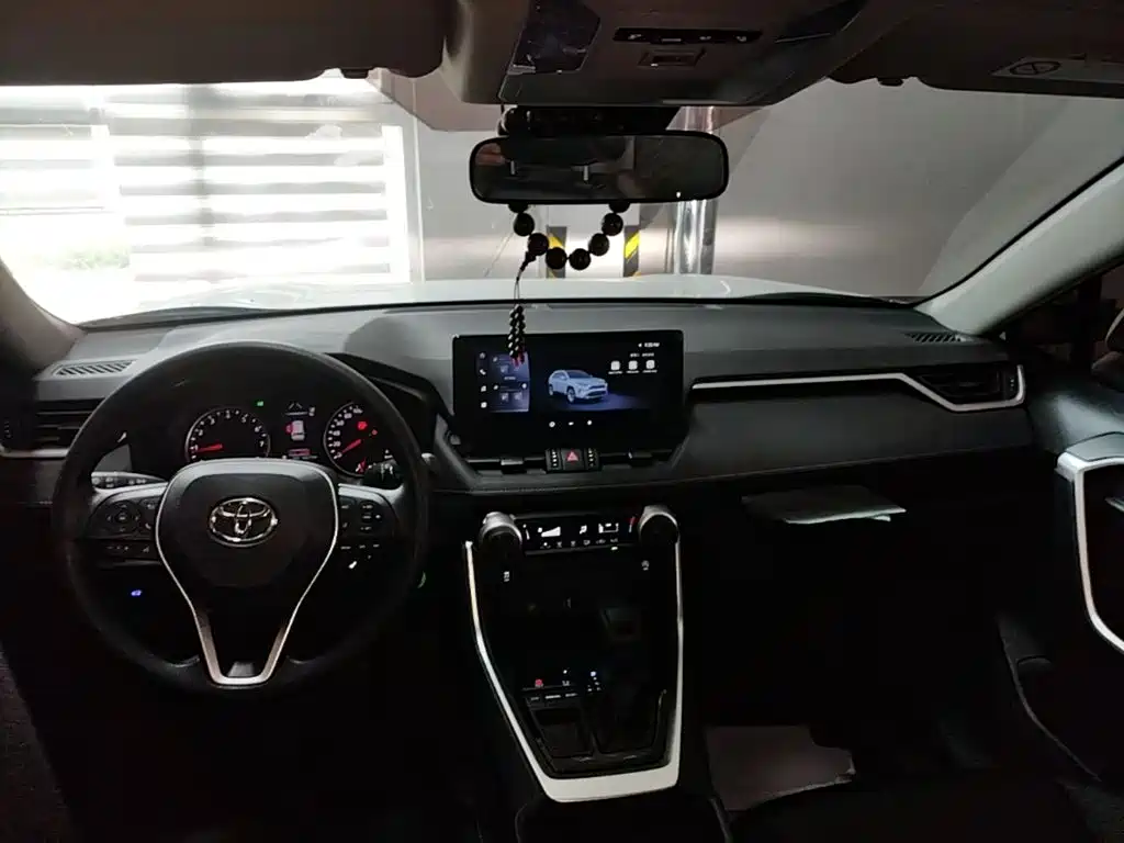 Toyota RAV4 2025 — фото 10