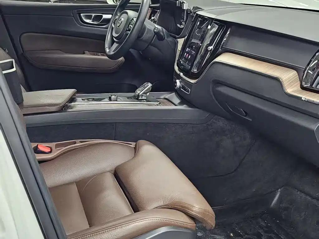 Volvo XC60 PHEV 2022 — фото 12