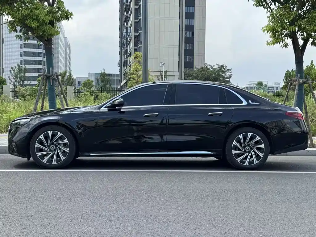 Mercedes-Benz E-Class 2025 — фото 3