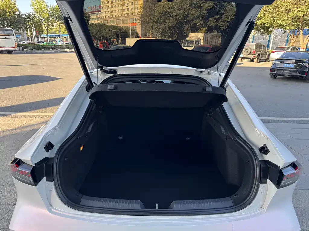Changan UNI-V Smart Electric Idd 2024 — фото 12