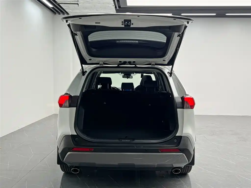Toyota RAV4 2022 — фото 11