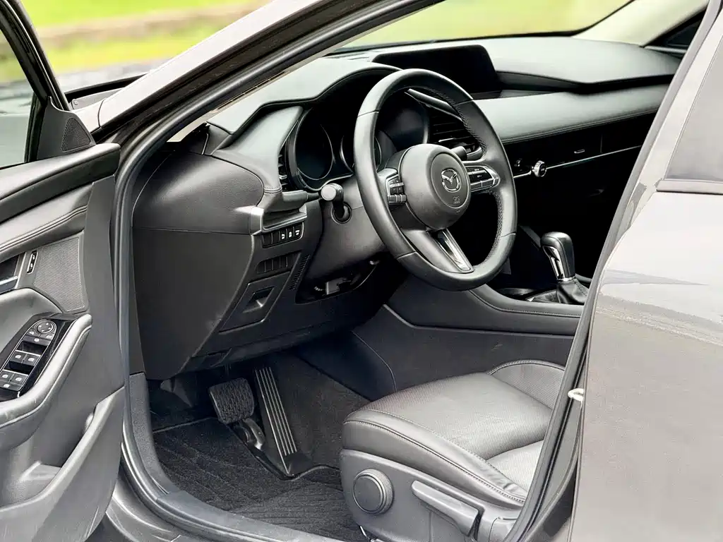 Mazda 3 Axela 2022 — фото 13