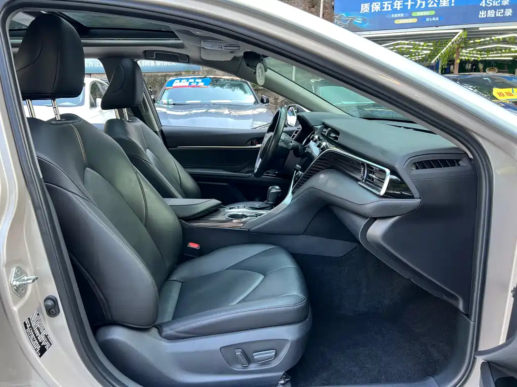 Toyota Camry 2019 — фото 11