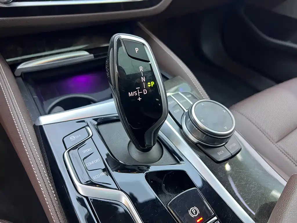 BMW 5 Series 2023 — фото 10