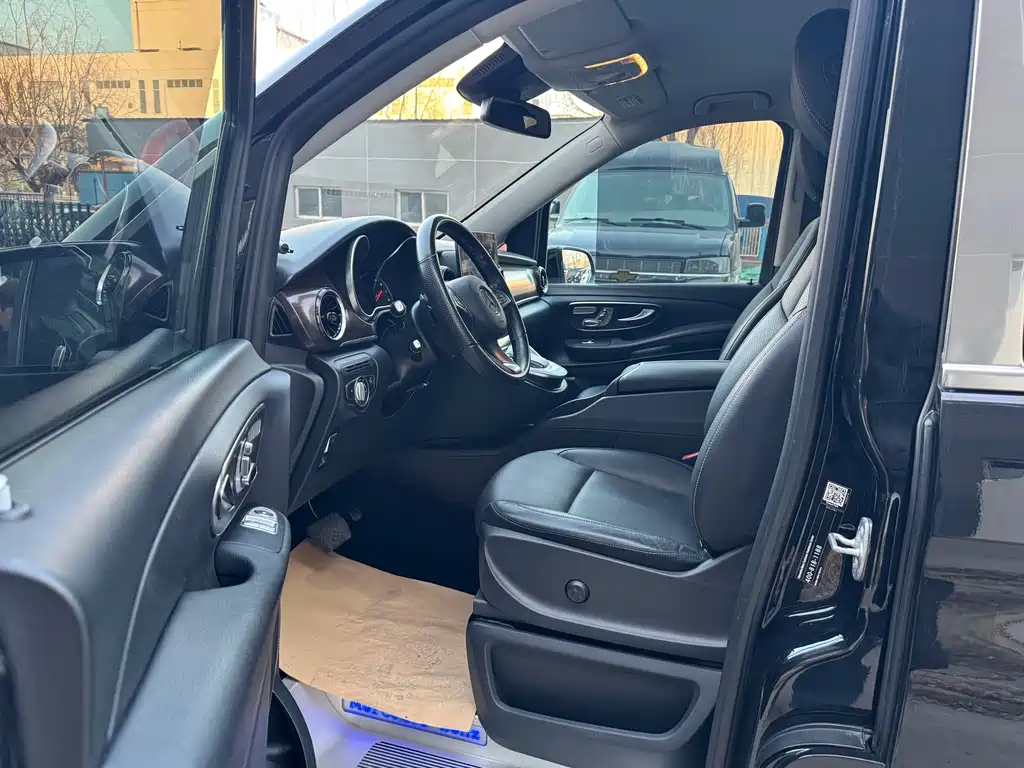 Mercedes-Benz V-Class 2022 — фото 15
