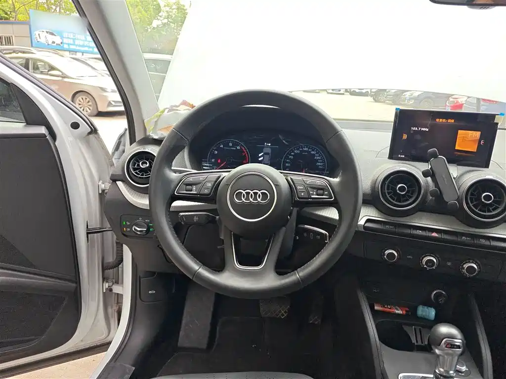 Audi Q2L 2021 — фото 11