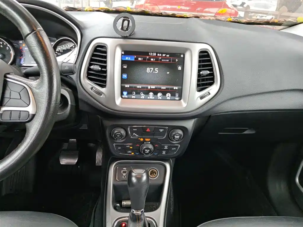 Jeep Compass 2017 — фото 13